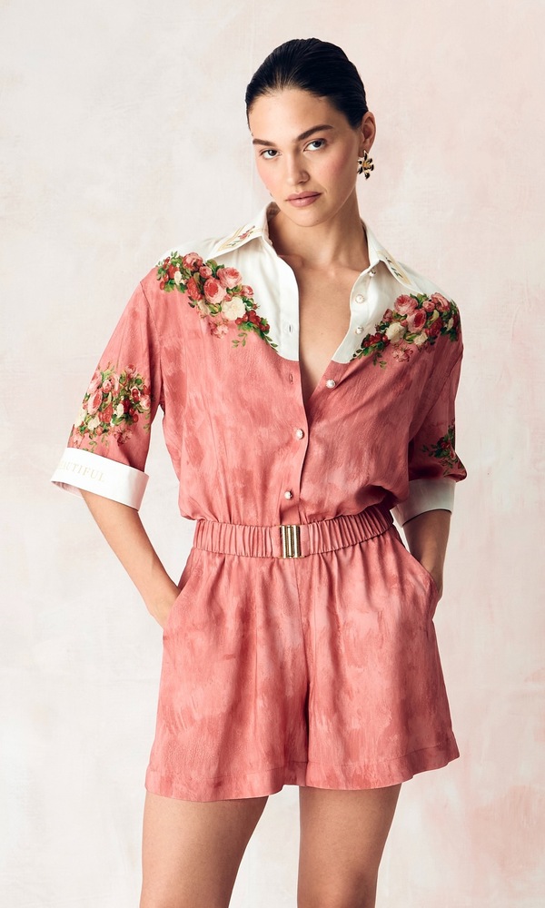 Комбинезон в длине мини из сатиновой стрейч вискозы с авторским принтом 