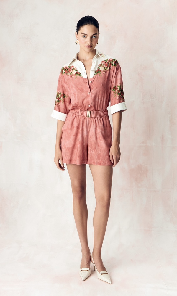 Комбинезон в длине мини из сатиновой стрейч вискозы с авторским принтом 