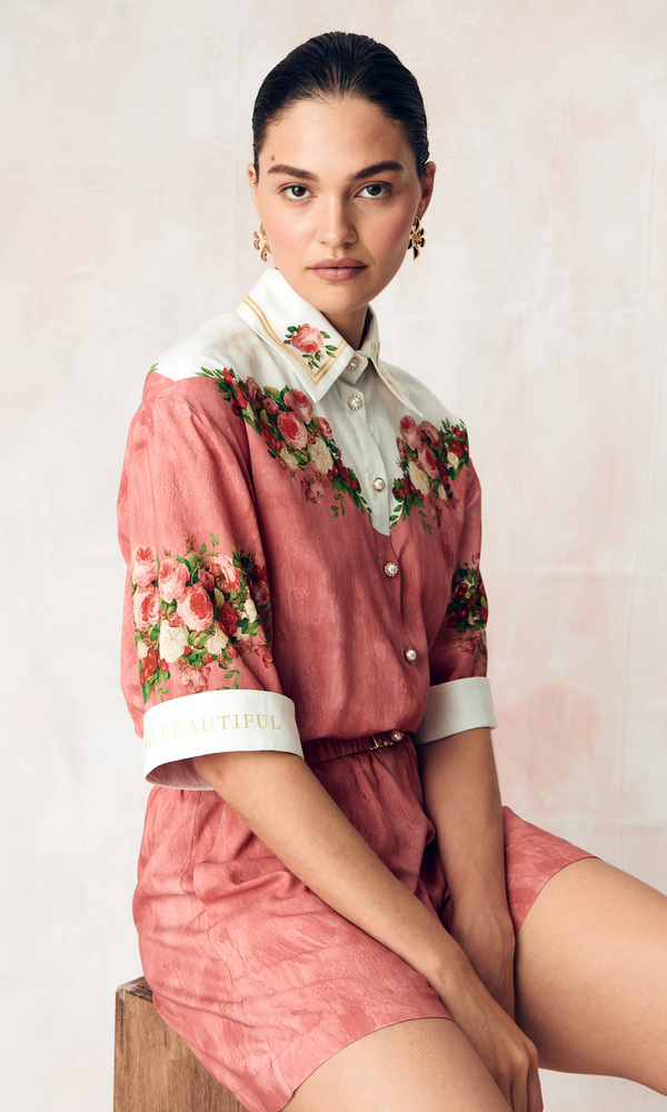 Комбинезон в длине мини из сатиновой стрейч вискозы с авторским принтом 