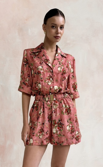 Комбинезон в длине мини из стрейч сатиновой вискозы с авторским принтом «ПИОНЫ И ВИШНИ»