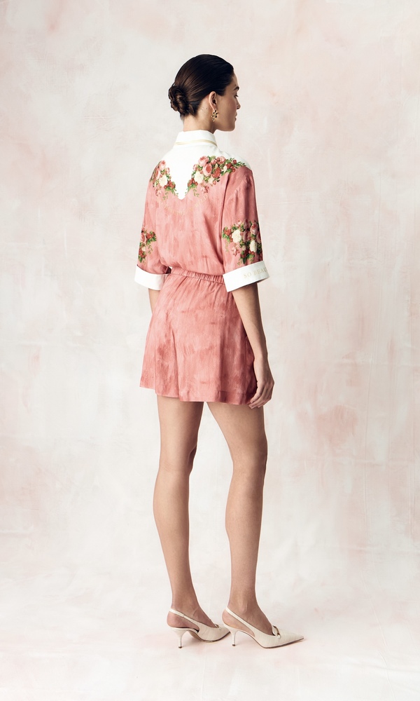 Комбинезон в длине мини из сатиновой стрейч вискозы с авторским принтом 