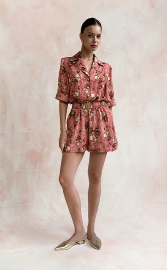 Комбинезон в длине мини из стрейч сатиновой вискозы с авторским принтом «ПИОНЫ И ВИШНИ»