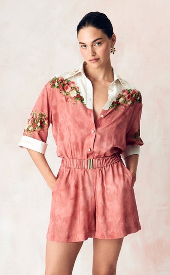 Комбинезон в длине мини из сатиновой стрейч вискозы с авторским принтом 