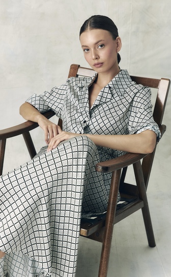 Платье из сатиновой вискозы с авторским принтом 