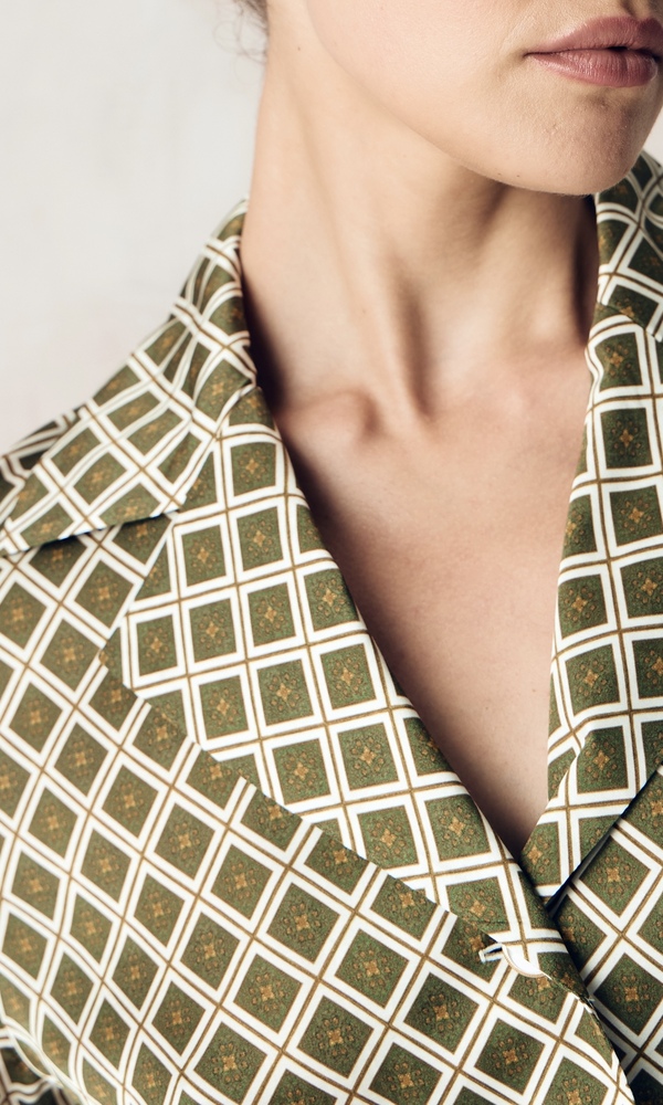 Комбинезон из сатиновой стрейч вискозы с авторским принтом 