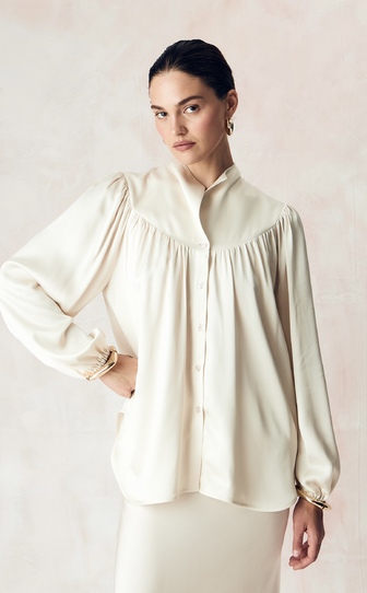 Рубашка с круглой кокеткой и стойкой из сатиновой вискозы