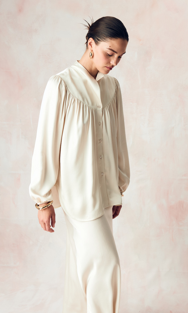 Рубашка с круглой кокеткой и стойкой из сатиновой вискозы-Изображение