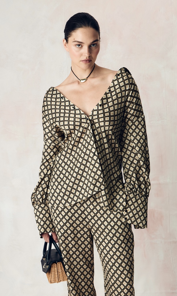 Костюм из сатиновой стрейч вискозы с авторским принтом 