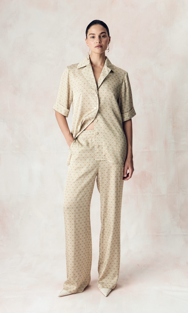 Костюм из сатиновой стрейч вискозы с авторским принтом 