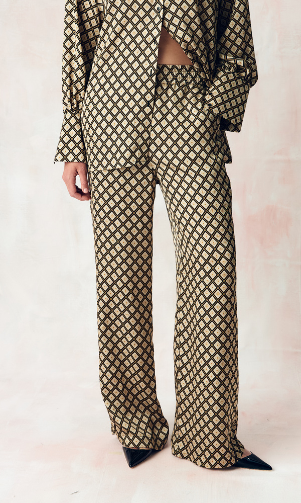 Костюм из сатиновой стрейч вискозы с авторским принтом 