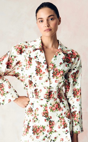 Бомбер из стрейч поплина с авторским принтом «ПИОНЫ И ВИШНИ»