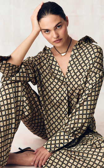 Костюм из сатиновой стрейч вискозы с авторским принтом 