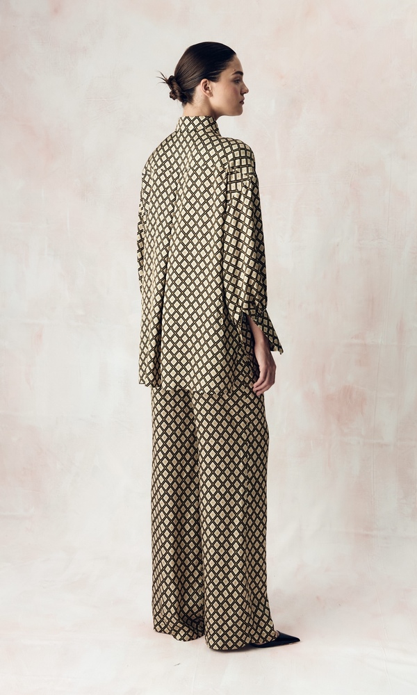 Костюм из сатиновой стрейч вискозы с авторским принтом 