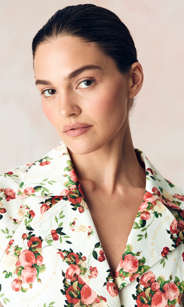 Бомбер из стрейч поплина с авторским принтом «ПИОНЫ И ВИШНИ»-Изображение