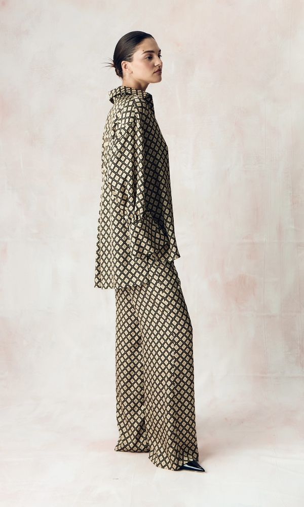 Костюм из сатиновой стрейч вискозы с авторским принтом 