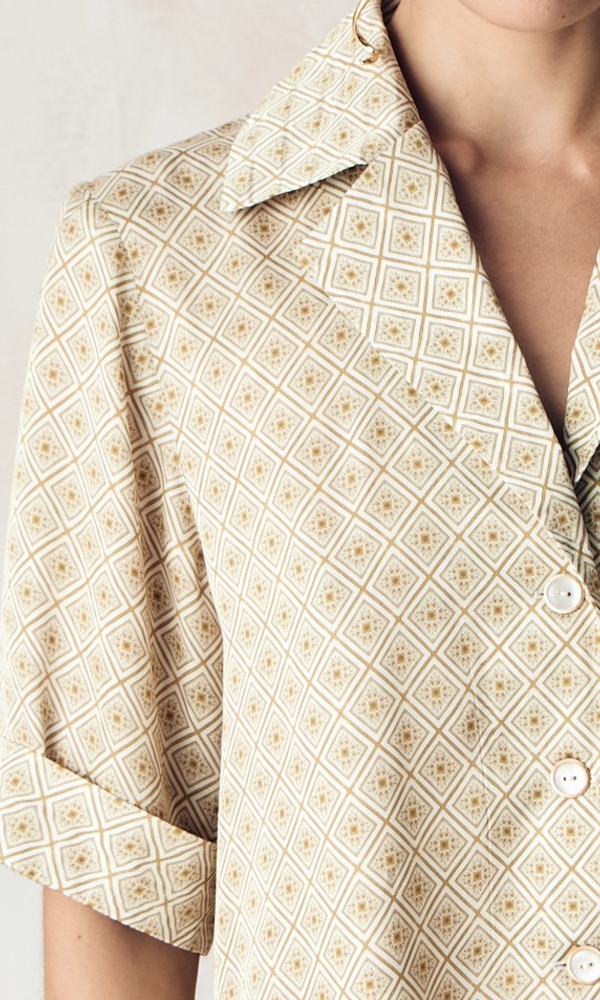 Костюм из сатиновой стрейч вискозы с авторским принтом 