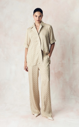 Костюм из сатиновой стрейч вискозы с авторским принтом 