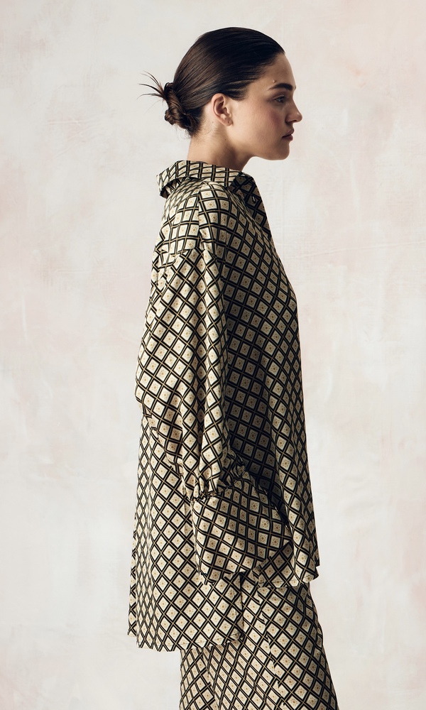 Костюм из сатиновой стрейч вискозы с авторским принтом 