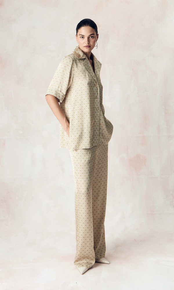 Костюм из сатиновой стрейч вискозы с авторским принтом 