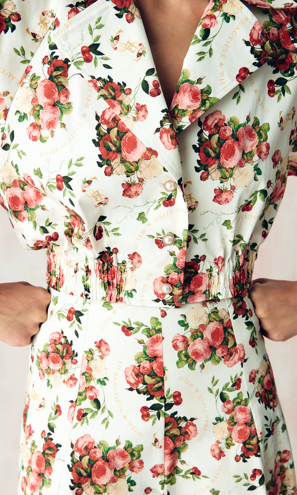 Бомбер из стрейч поплина с авторским принтом «ПИОНЫ И ВИШНИ»-Изображение