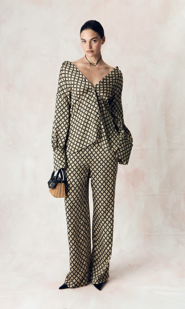 Костюм из сатиновой стрейч вискозы с авторским принтом 