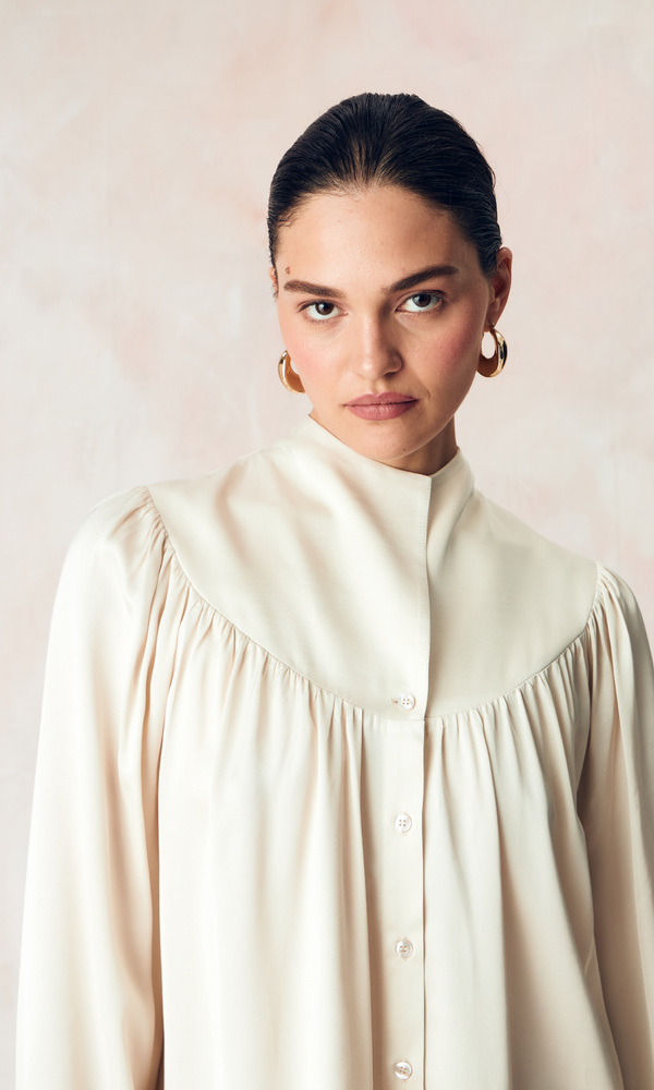 Рубашка с круглой кокеткой и стойкой из сатиновой вискозы-Изображение